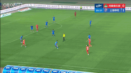 关键！姆布拉头球被薛庆浩神勇扑出，随后朱辰杰先一步解围