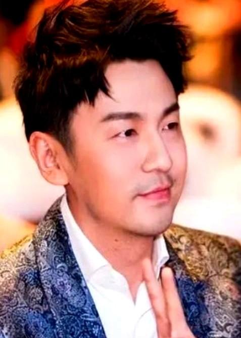 雷佳音拍完戏回家后，见到家里清锅冷灶，妻子冷眼相对。
他只顾着在外拍戏赚钱，把妻