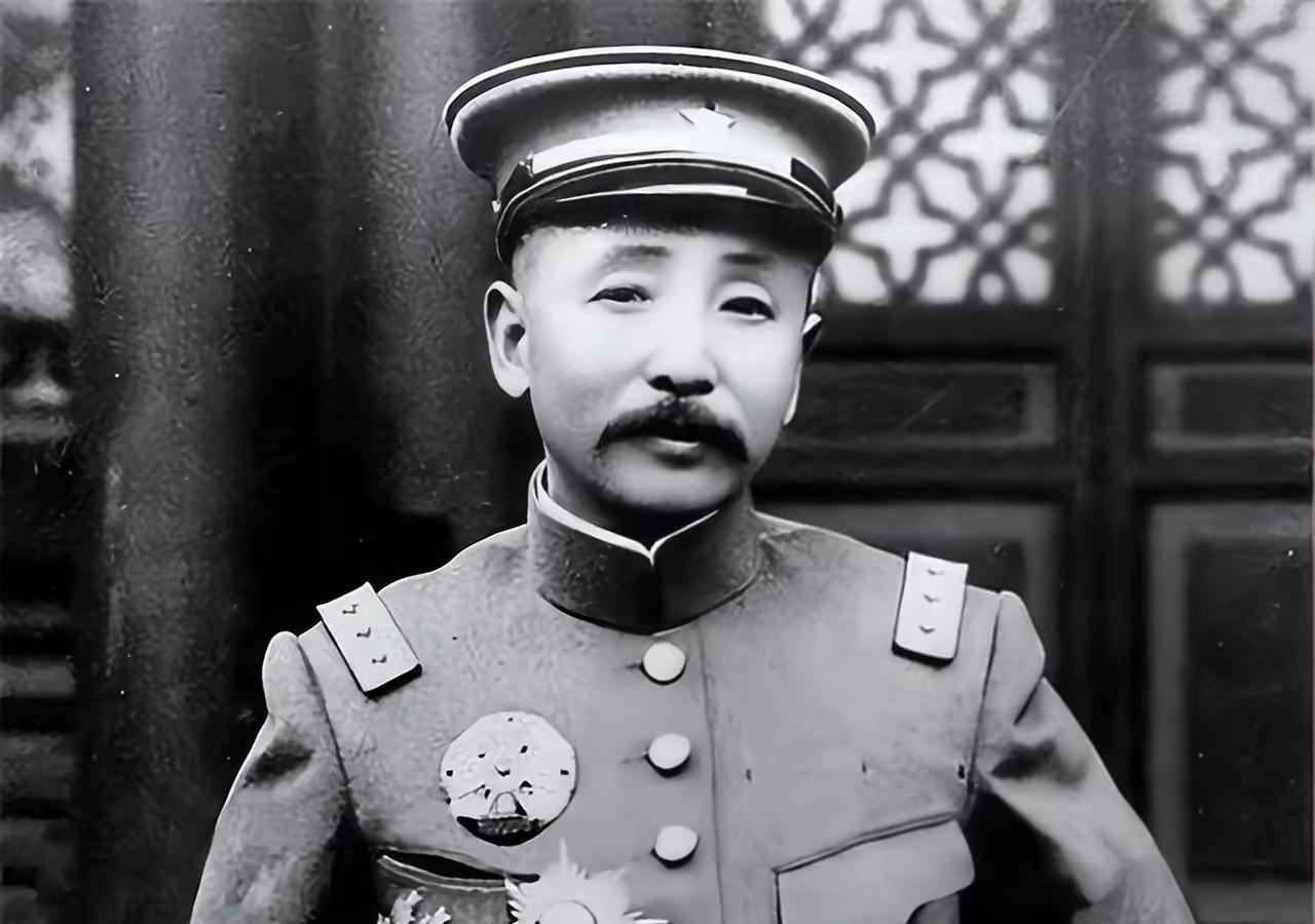 张作霖吃东西，有个铁打的规矩：饭桌上不准有海参。他亲口说过：“海参那个玩意儿，黑
