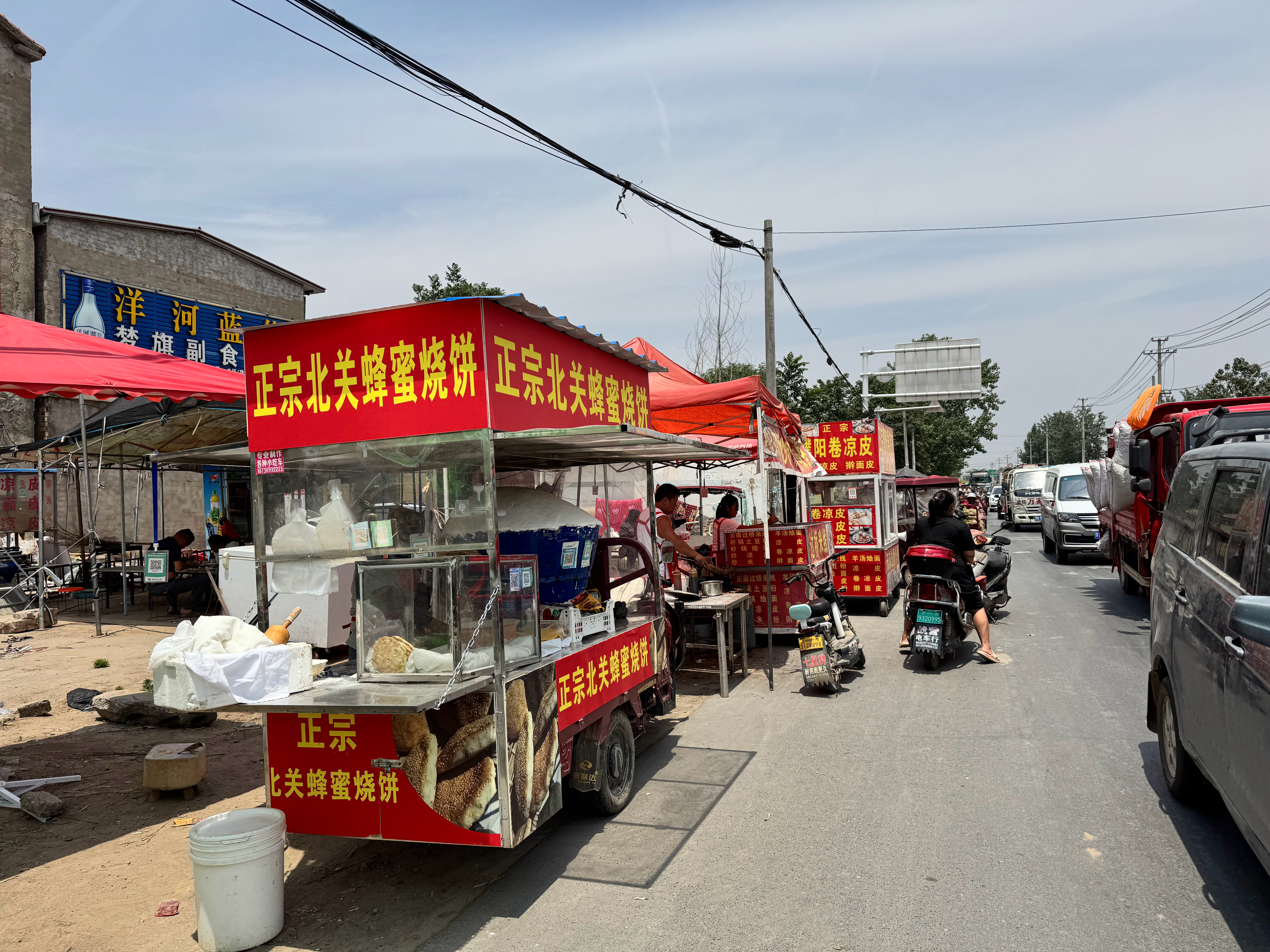 夏天，必须是荆芥凉皮，5元1碗，烧饼2元，嘎嘎好吃 ​​​