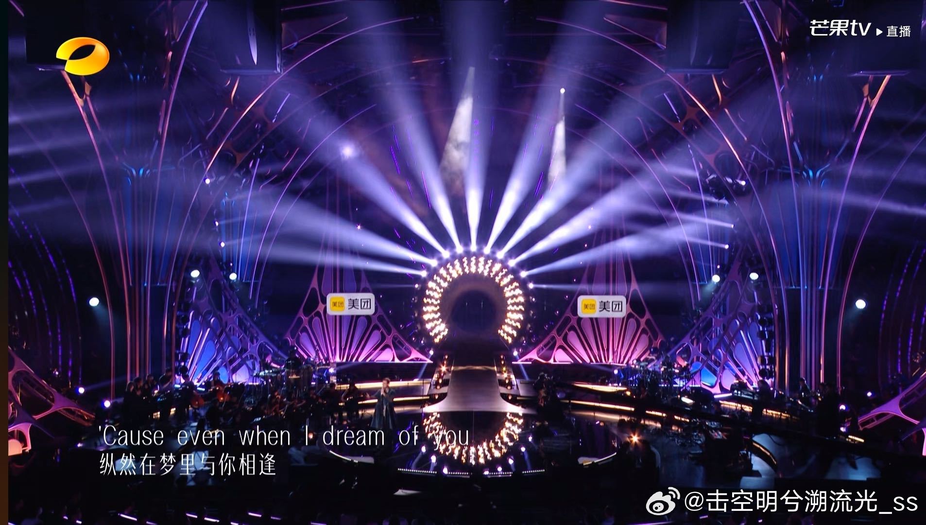 歌手直播 歌声刚起就点开外卖软件，神仙现场配热乎美食，这才是周五晚上的正确打开方