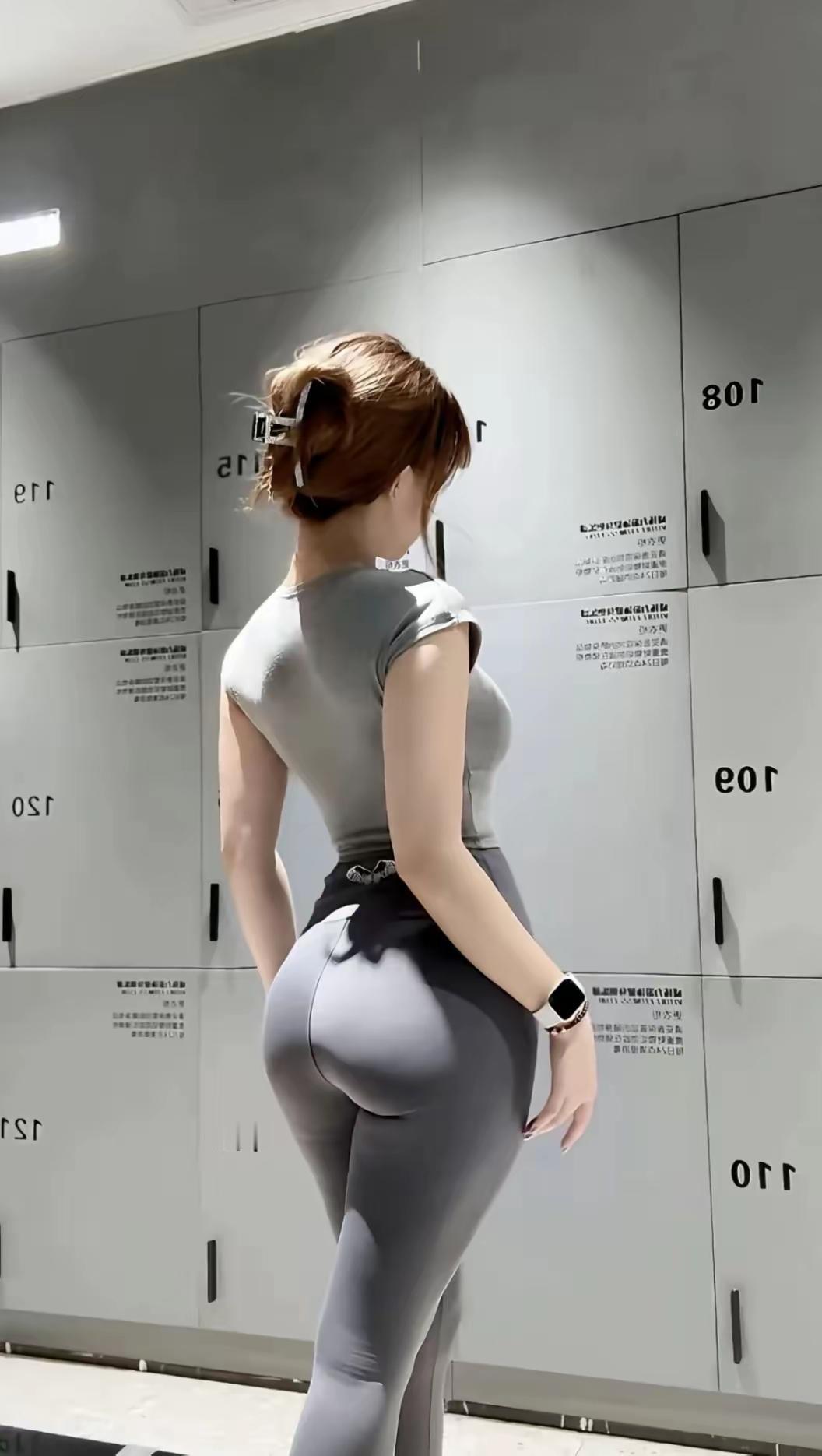 别小看这傲娇一站！为了这体态，这位小姐姐不知道在健身房锻炼了多久，挥汗如雨。也可