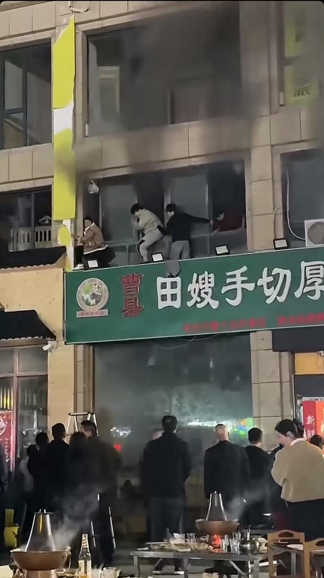 上热搜 街头实拍 这家店回头客超多 火爆现场