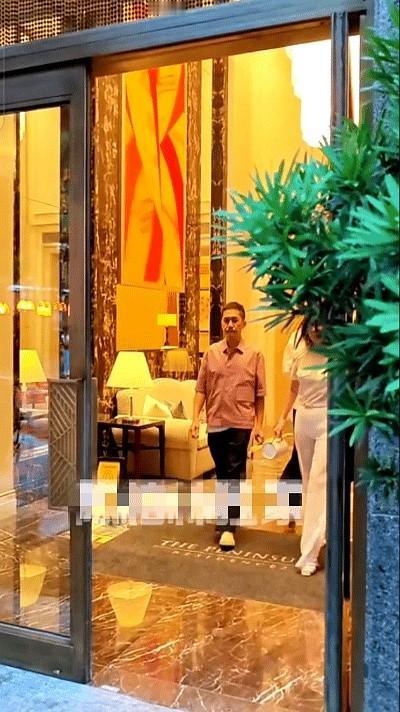 梁朝伟变刘嘉玲跟班了！

6月13日，恩爱的两口子又一起被拍现身上海爱马仕大秀了