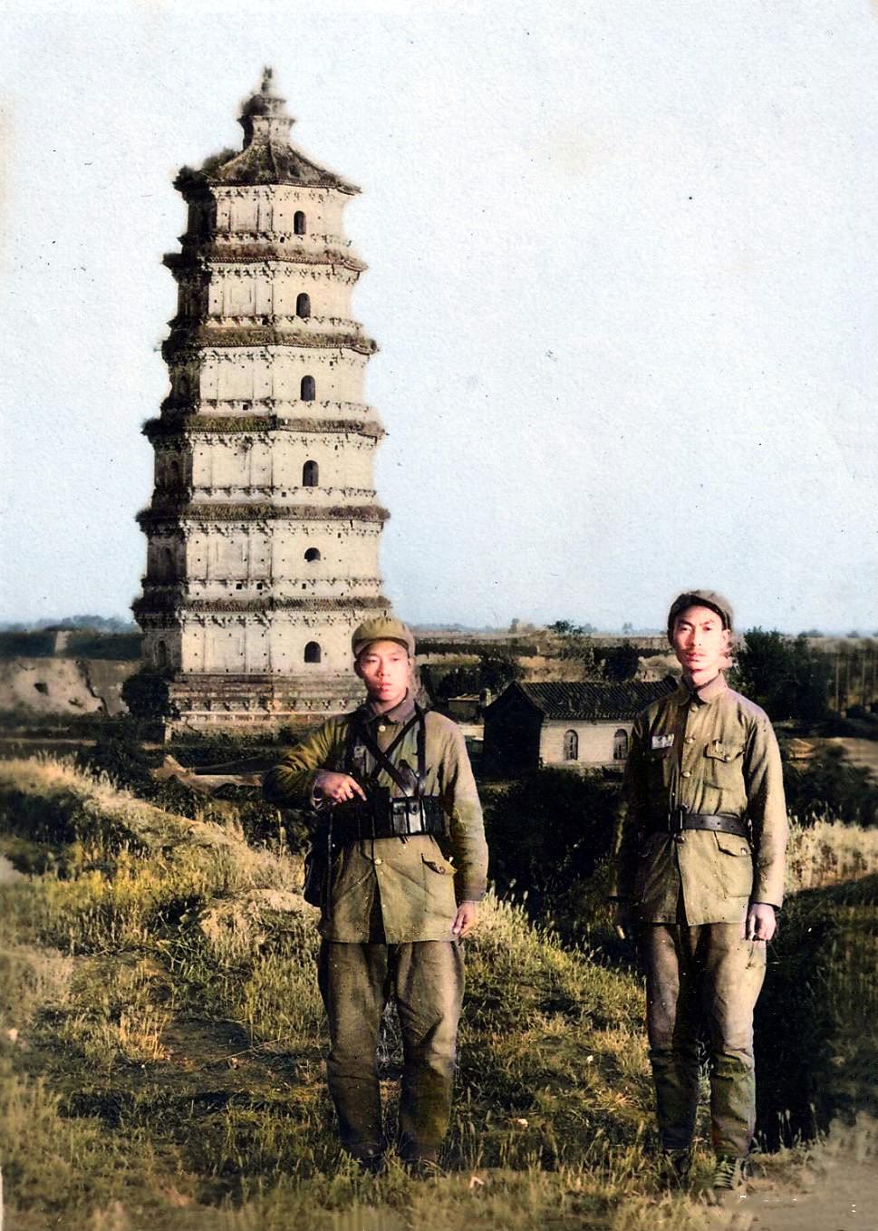 1950年，站在涿州双塔之北塔云居寺塔下的两名解放军官兵。

他们刚刚经过解放战