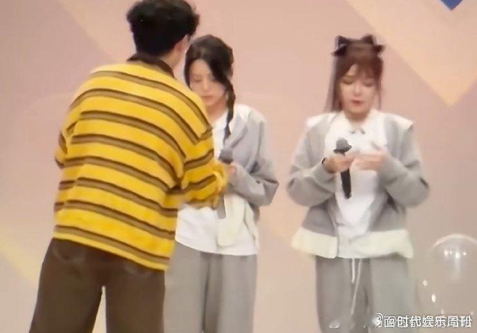 江语晨看小抄江语晨小考突然离场舞台从不是一帆风顺的旅程，小波折是成长的必经之路。