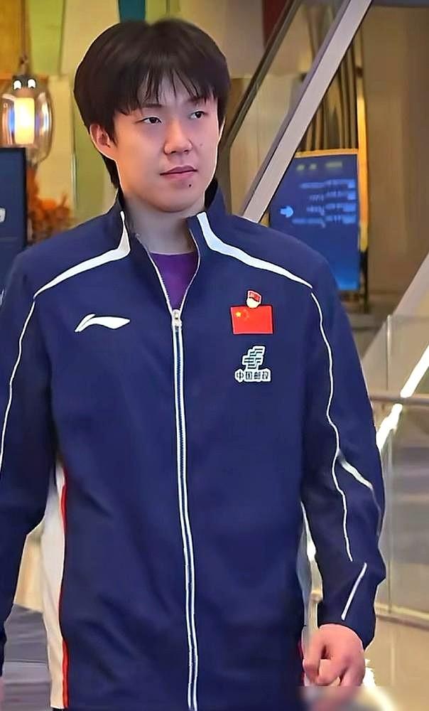 刚看他在重庆夺冠，汗还没擦干就撂下那句“成绩为王”。
转头就在商场大屏上看见他穿