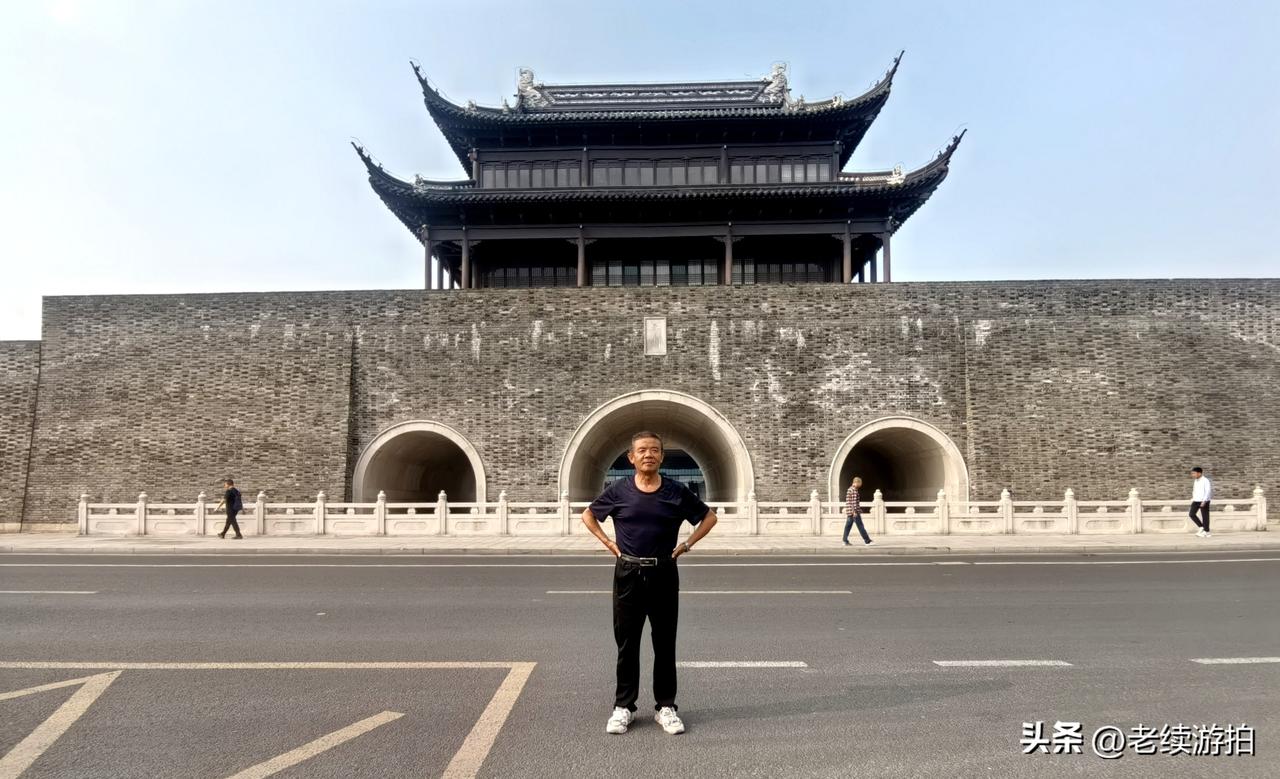 苏州平门城墙它位于‌苏州古城正北‌，如今看到的是2012年重建的城楼和城墙，正对