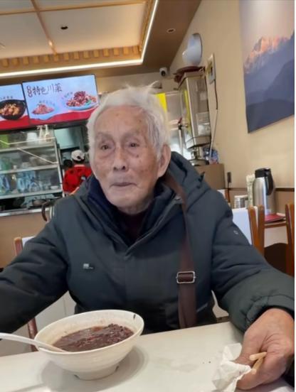 旅行社嫌大龄不敢收，96岁江苏爷爷直接怒了：“不带我，我自己去！”独自背上行囊挤