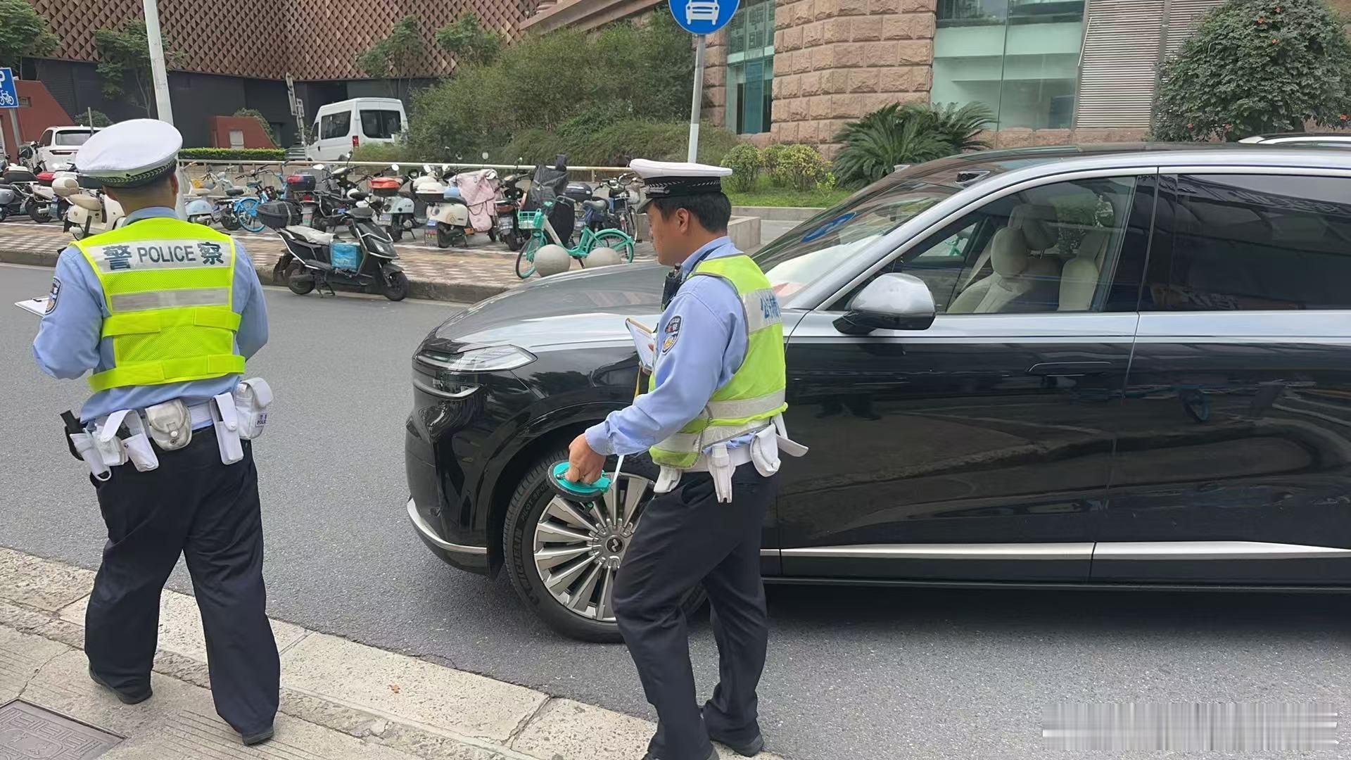 外卖小哥从左边逆行把我车给撞了，结果不承认 非要觉得他没问题 ，他觉得我应该转弯