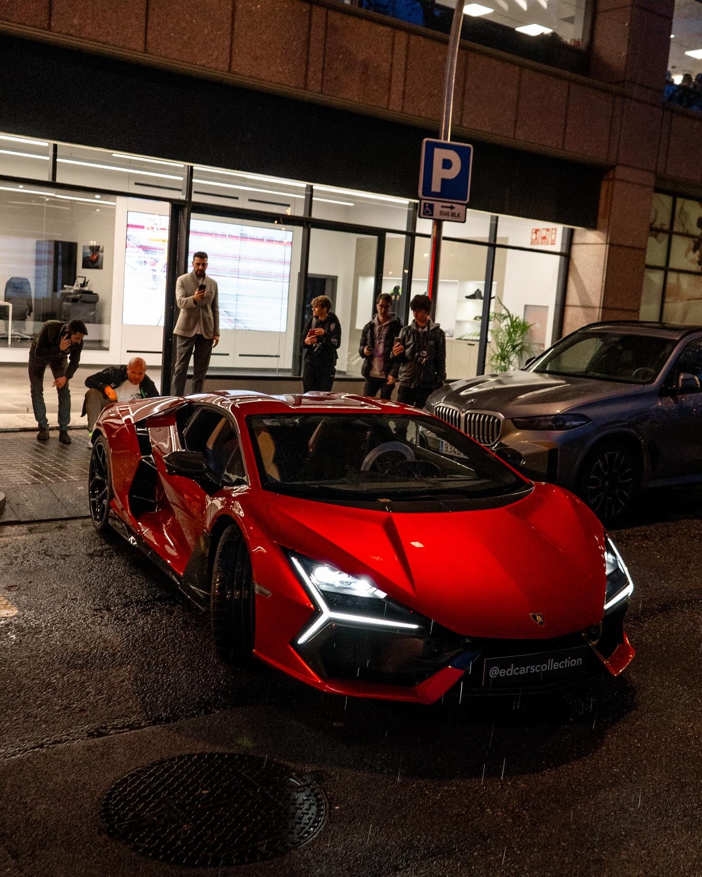 巴塞罗纳 Lamborghini Revuelto color: RossoEf