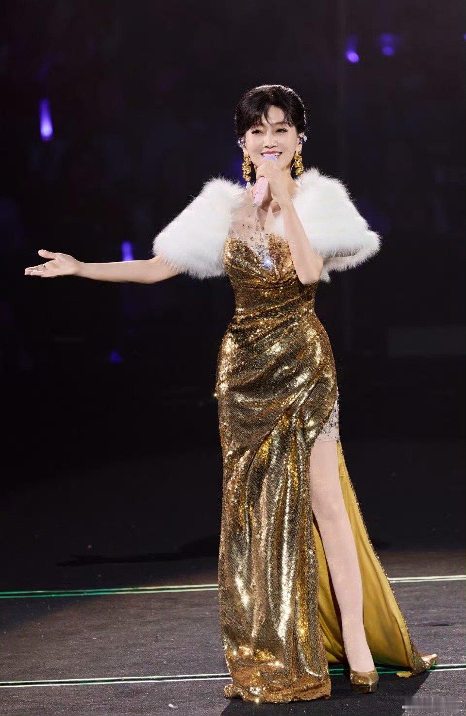 恭喜 芝姐出道50年啦，之前有说演艺道路上是沉淀下来历久弥新，芝姐就是现役女明星