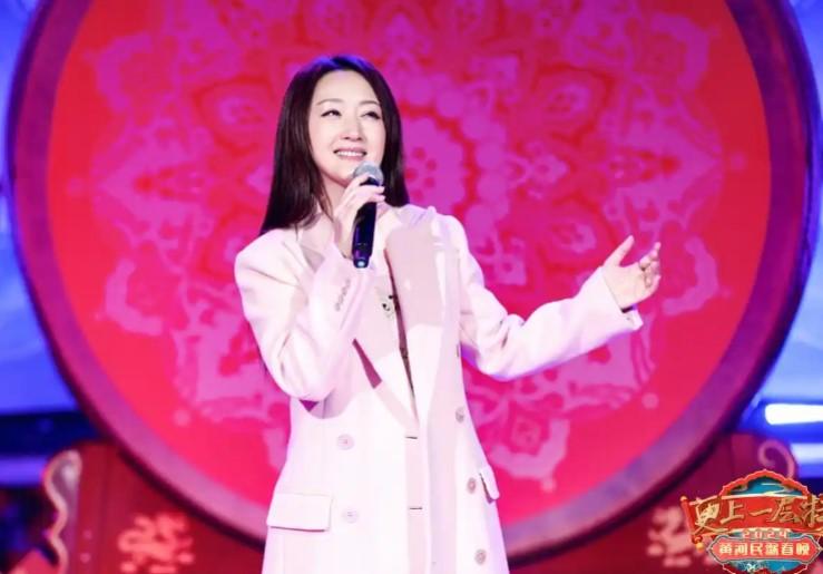 54岁的杨钰莹近期因多组公开造型引发热议，其冻龄状态与时尚品味成为焦点。

一、