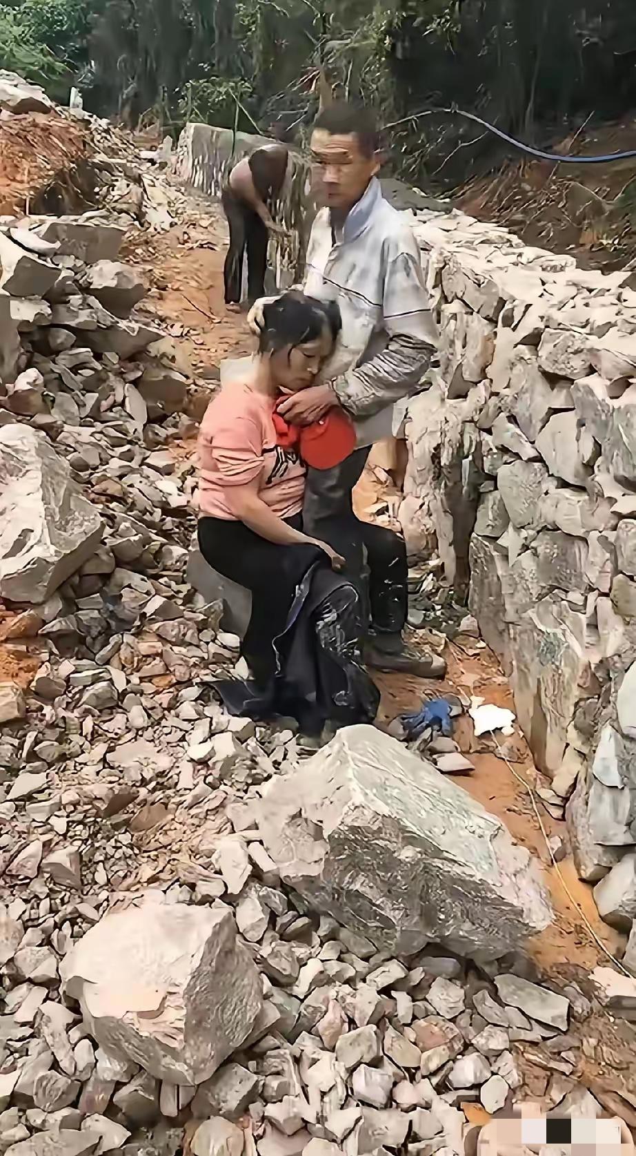 只有自己的老婆自己心疼了，一对老夫妻在工地帮老板砌水渠，因为是小段承包的，工资结