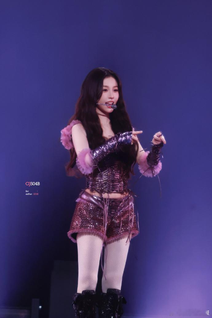 2025虞书欣BLOSSOM生日音乐狂欢派对的生日会现场氛围太好了，妆造和舞美简