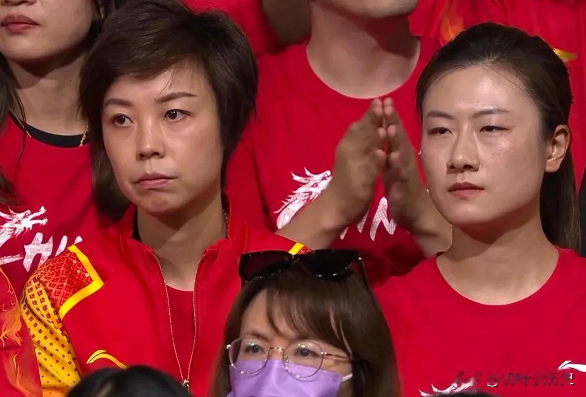 孙颖莎陈梦决赛神仙打架，台下最情绪稳定的两个女人
凑近一看，是大魔王张怡宁和丁宁