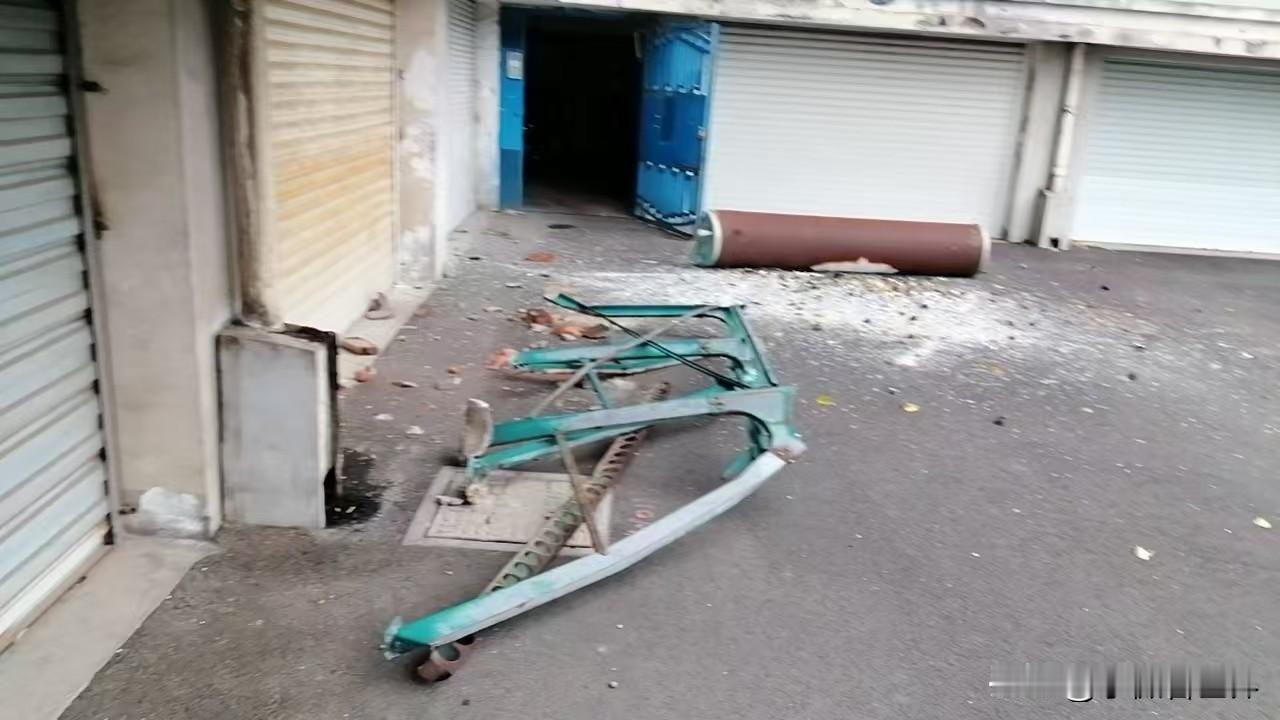 因为台风巴威的关系，今天就出门了一趟，去小区门口快递柜拿快递。

台风巴威浙江登
