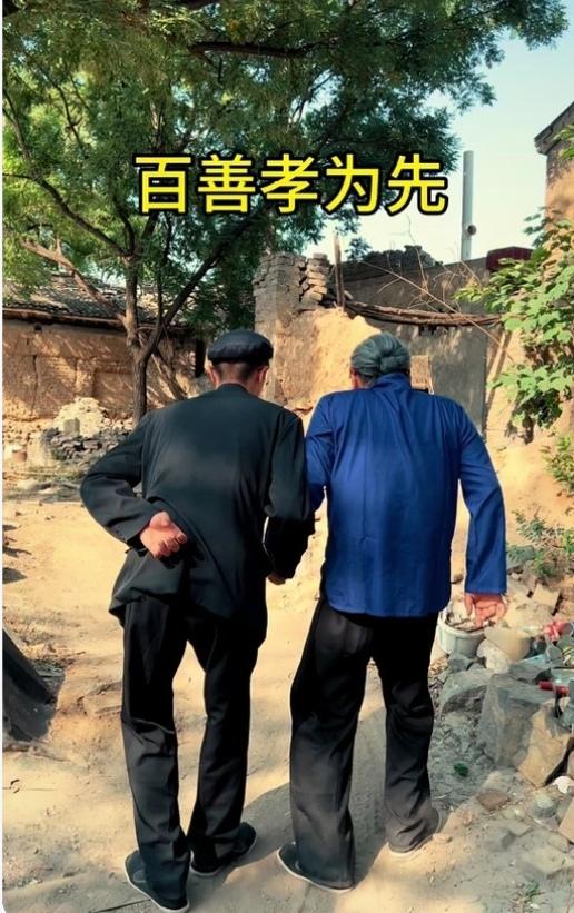 九旬老父颤巍巍地拄着拐杖，站在村口老槐树下，浑浊的老眼里满是不舍。七旬的大哥背起