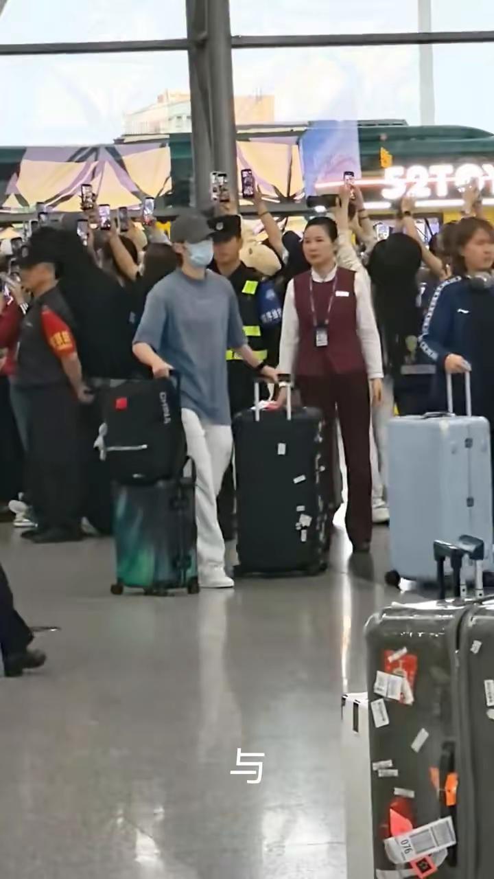 曼昱到机场后，受到球迷热烈欢迎！
国乒大部队今晚乘机就要返回北京了，球迷们早早等