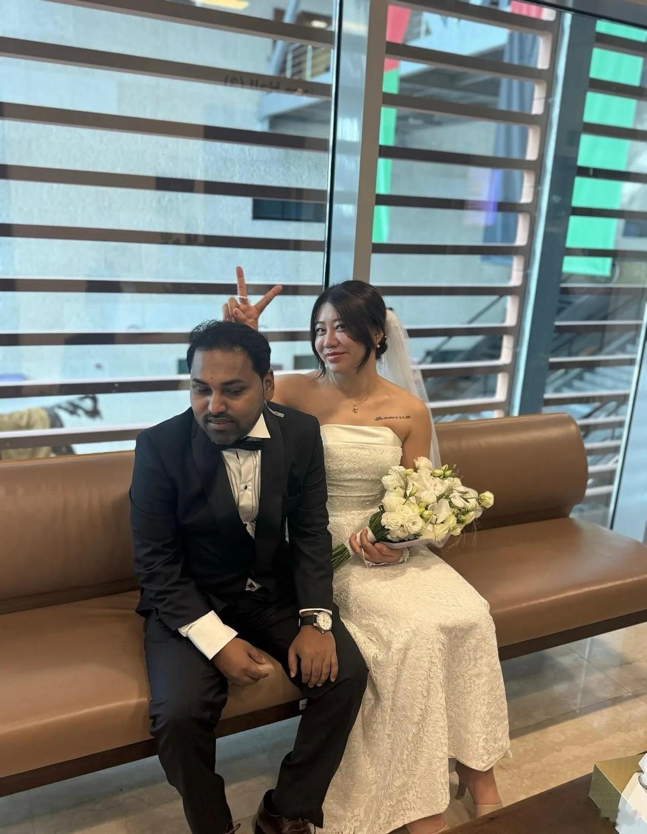辽宁姑娘远嫁印度，登记当日拍下两组纪念照。照片里她一身蕾丝婚纱手捧白花，一会儿俏