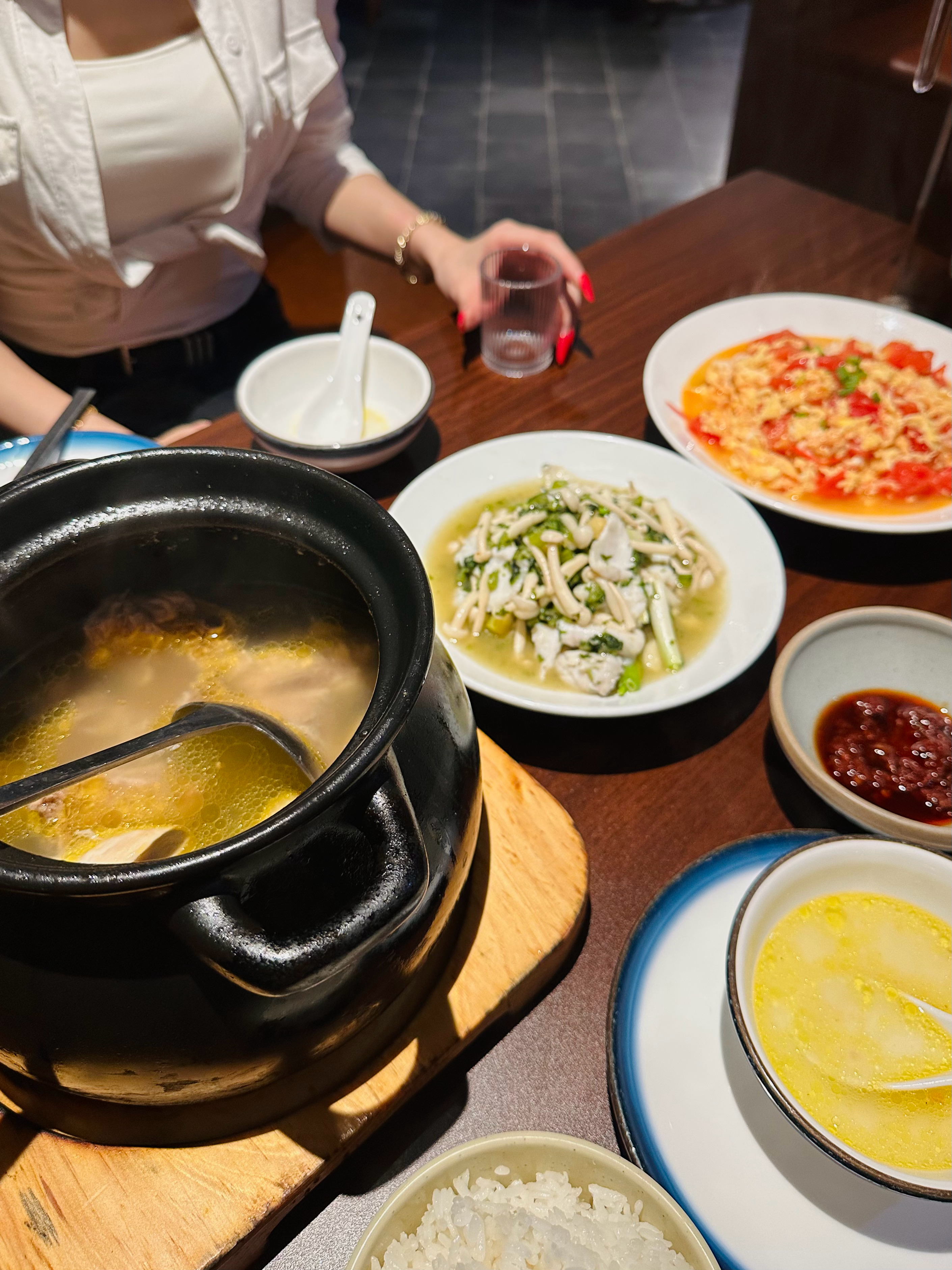 好幸胡 休息日悠哉悠哉在西湖边喝下午茶吸氧 然后散步到一家土家菜馆吃饭！！晚上再