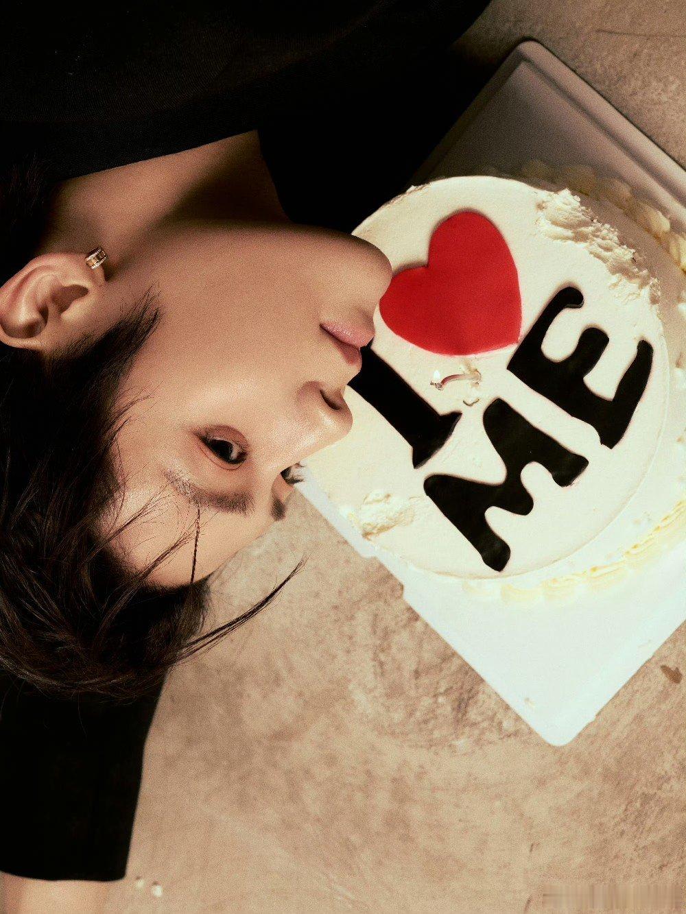 侯明昊29岁生日晒照侯明昊29岁生日来啦，让我们祝小侯生日快乐，新的一岁天天开心