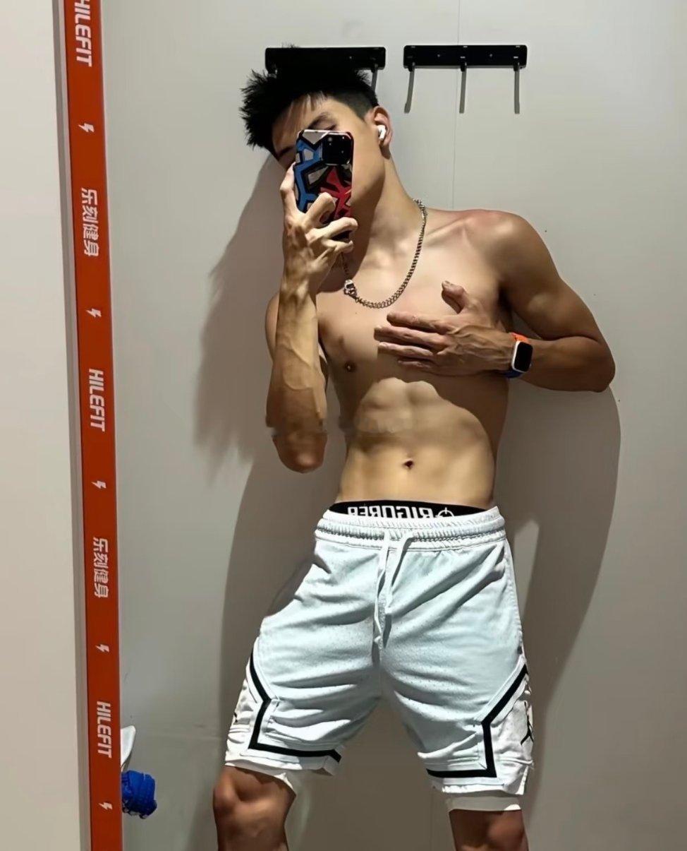 这个看着矮矮的但身材很土直像是会为了感情打架的人 ​​​