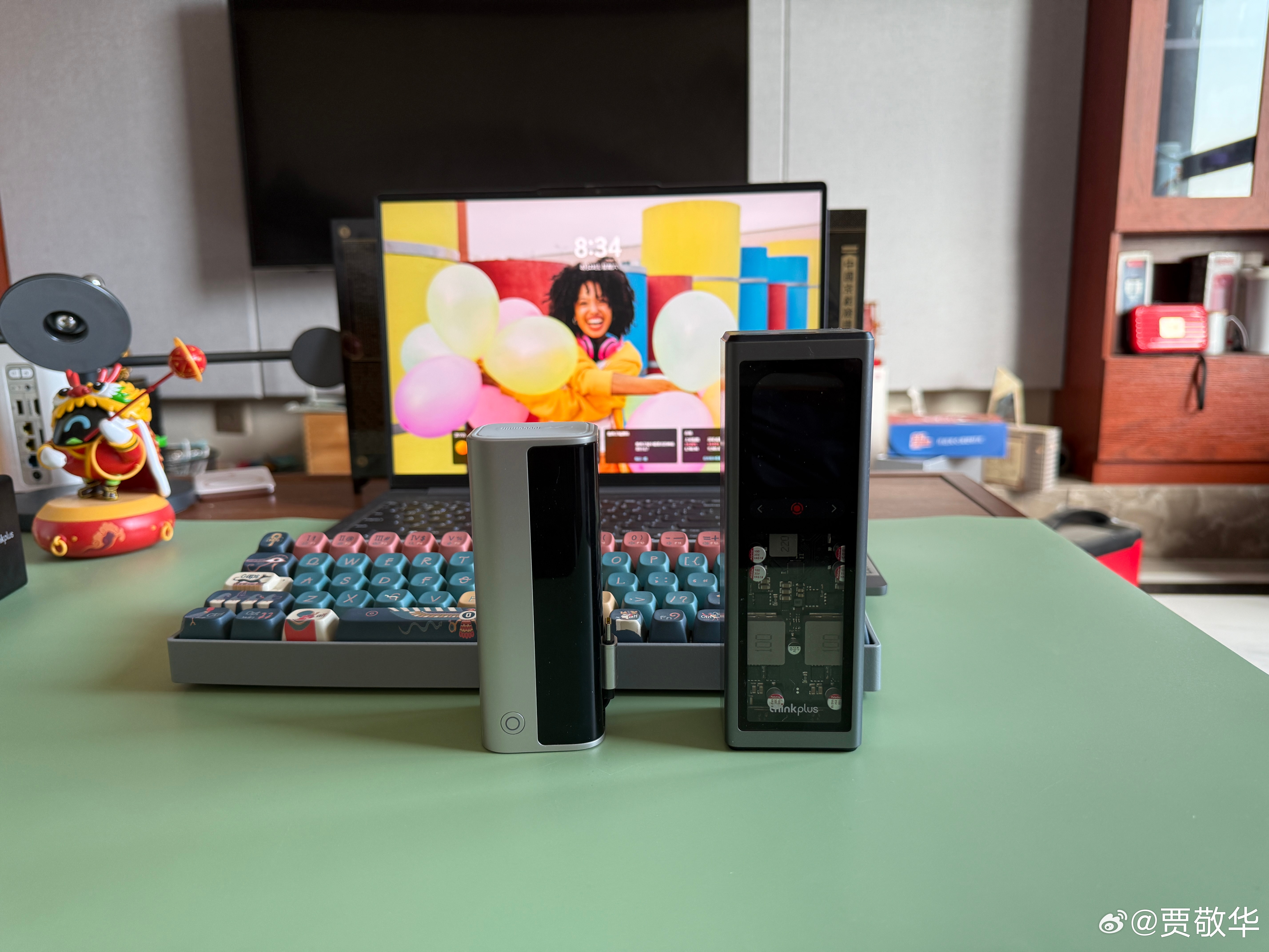两个不同品牌的充电宝，价格基本差不多，小的是10000mAh，大的20000mA