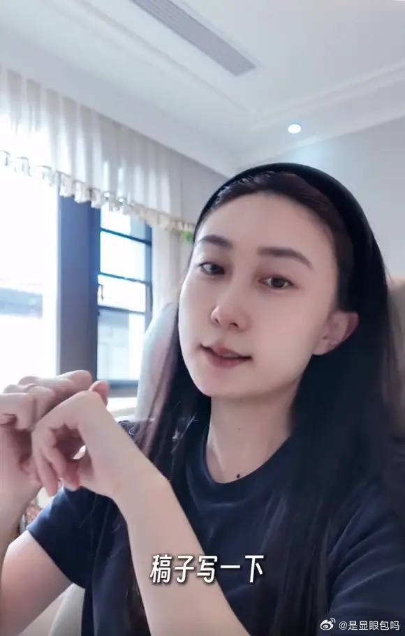 清华大学研究生毕业的水均益女儿水亦诗分享在家带娃上班日常，水亦诗开心写到：“不坐