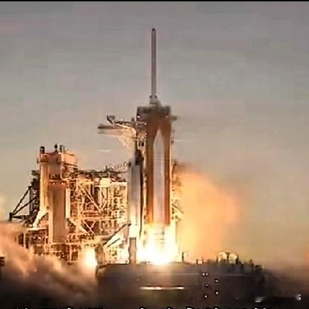 从积极面看，上市能为公司提供充足资金，支撑卫星制造、火箭研发等高投入环节，加速技