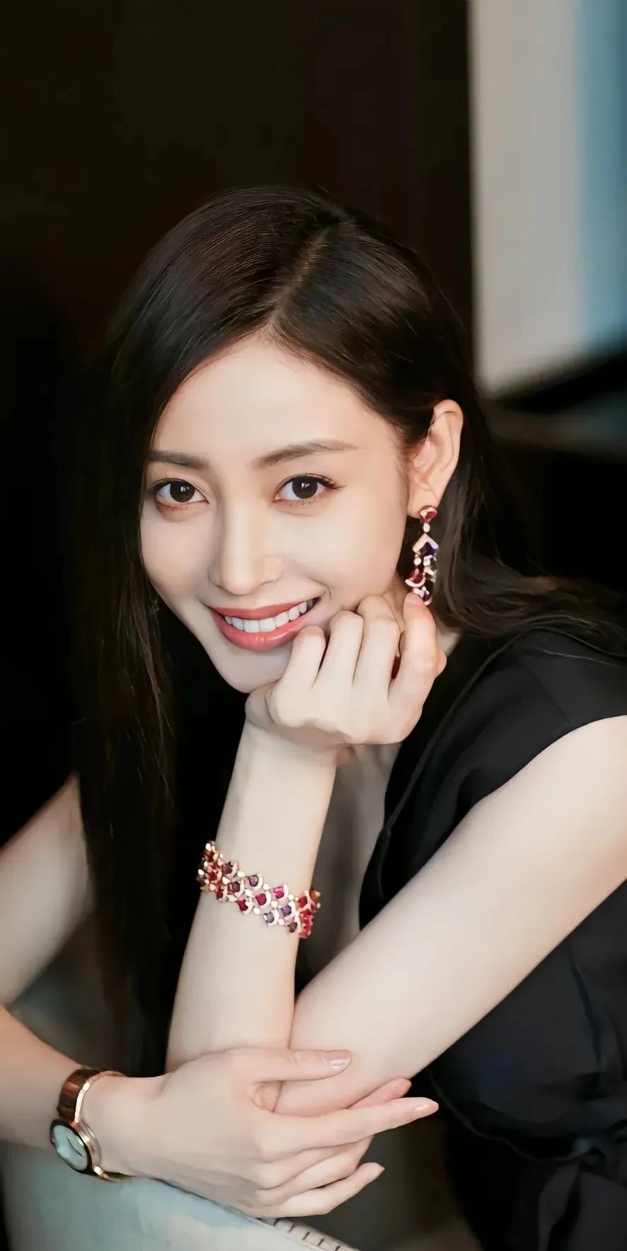 张天爱是一位备受瞩目的演员，她凭借出色的演技和迷人的外貌，成为了众多粉丝心中的偶