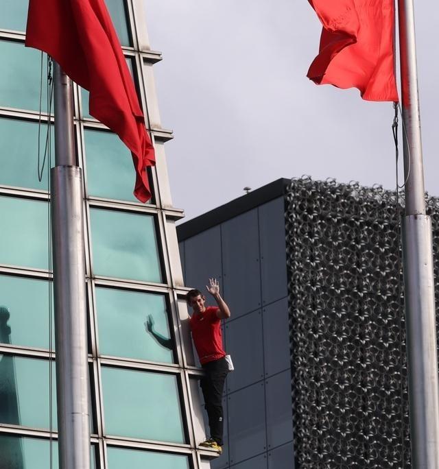 1月25日，针对美国极限攀岩好手霍诺德完成徒手攀爬中国台北101大楼的挑战。赖清