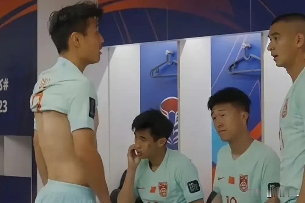 真有此事？有图有真相！刘洋眼神很无奈，俱乐部恩怨在国家队上演？
  中黎赛后，武