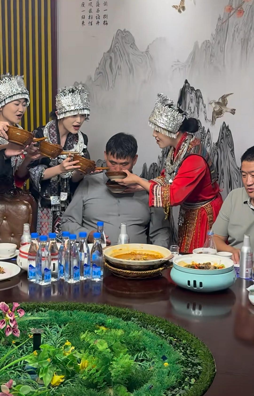 菲律宾借“南海仲裁十周年”，掀起一波新的反华恶浪。这是小马科斯内病外治，维持政治