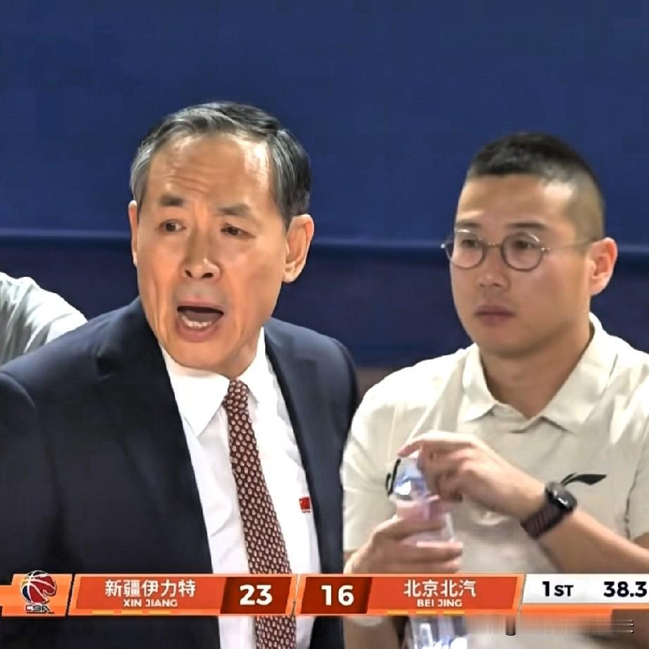 比分被新疆队反超！许利民瞬间黑脸且不淡定，叫暂停，大外援斯佩尔曼还在和许指导碎碎