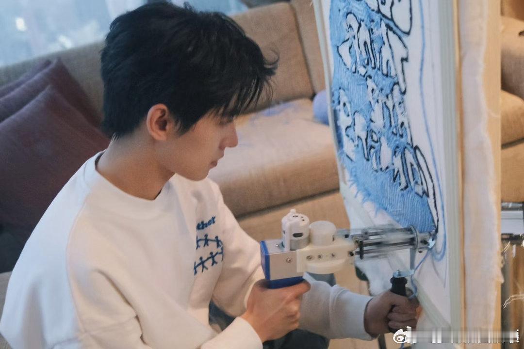 杨洋还没原谅青春文学吗杨洋一出场真的眼前一亮，氛围感轻轻松松拉满，哥求求多拍点现