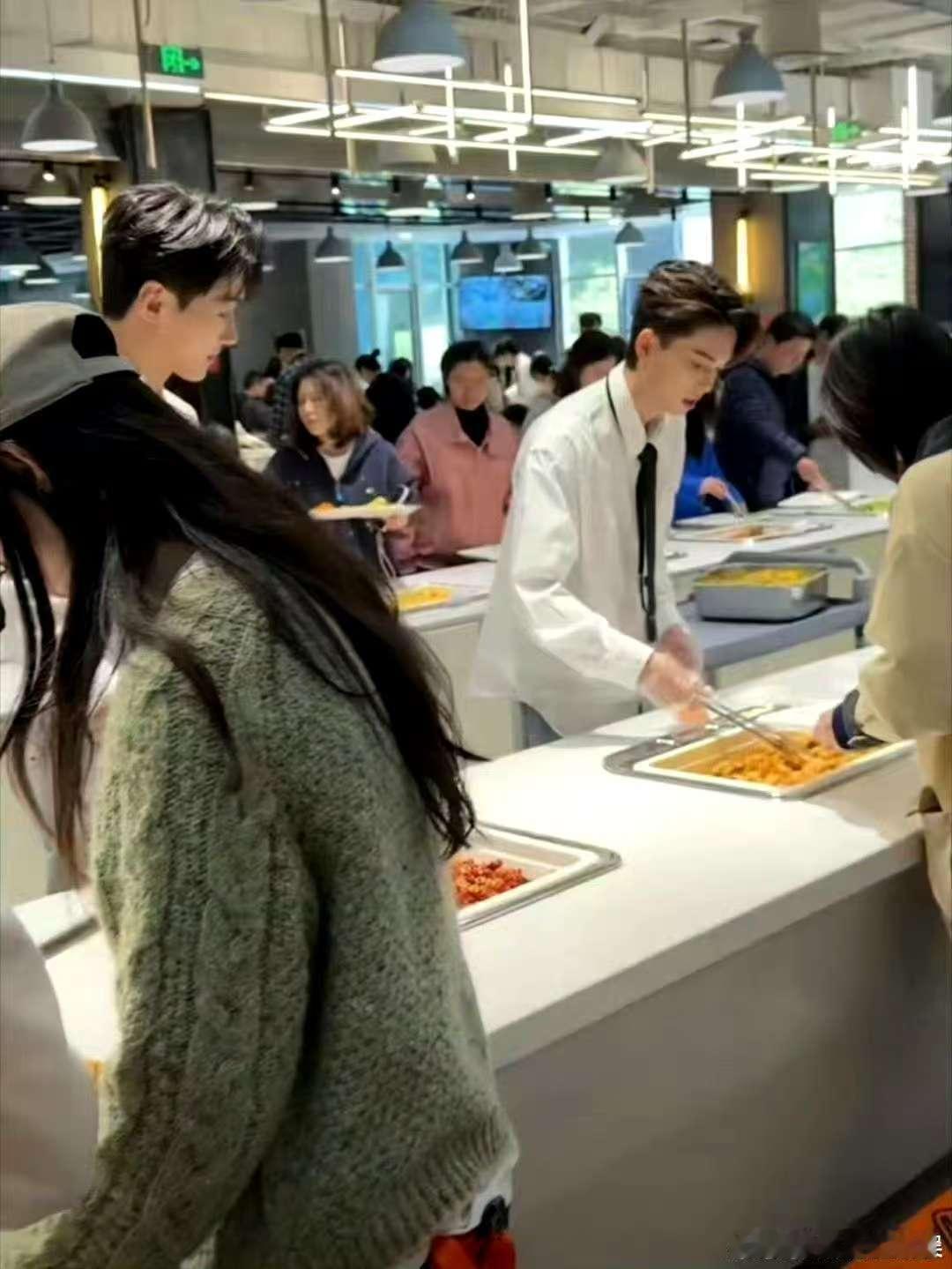 没人通知我食堂换帅哥打菜了 家人们，食堂今天搞大事情！《白日梦想事务所》的“达不