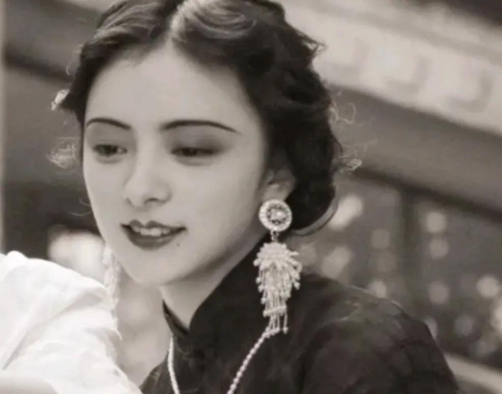 1974年，90岁的杨森迎娶了17岁的张灵凤。洞房之夜，就在杨森要行房事时，张灵