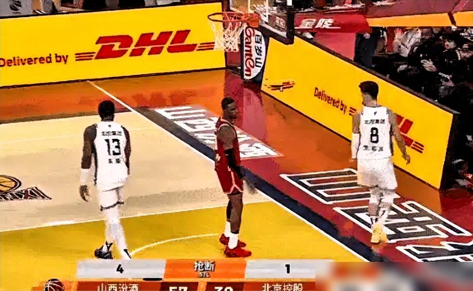 半场砍20+，全场31分10板，山西这外援迪亚洛是真横！
但你看他数据：场均3