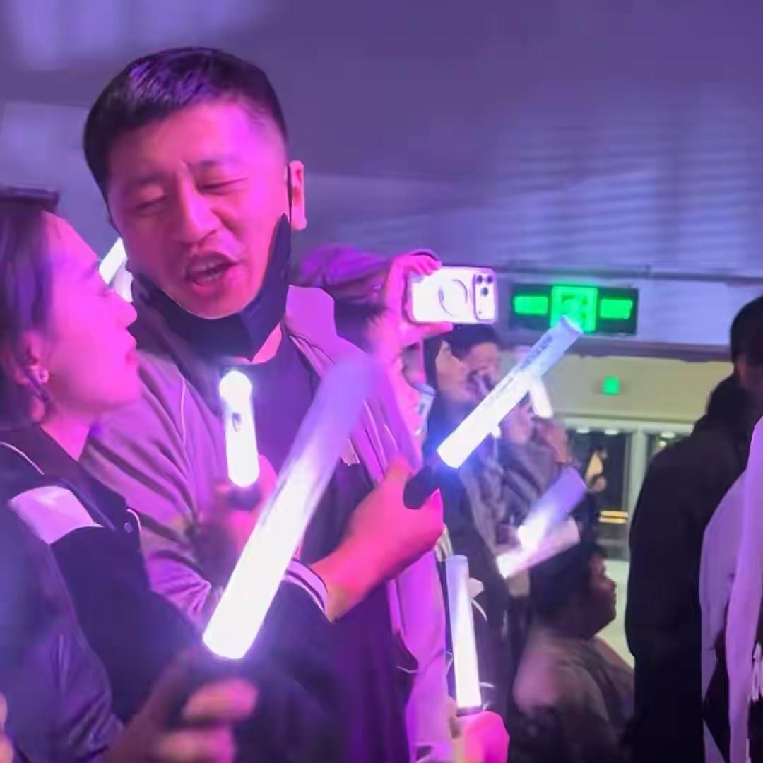 视频中的男子是不是张雪峰，
我仔细看了10遍，终于有了答案。
你们仔细看演唱会男