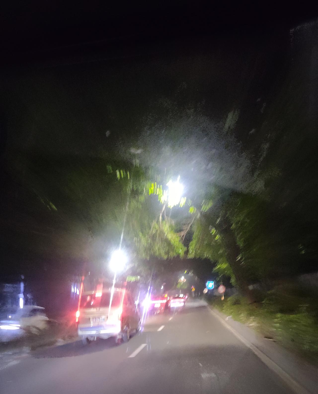 昨天傍晚我被外面的烟花爆竹声吓到脚都软到连路都走不稳了，我以为是在打雷呢！

听