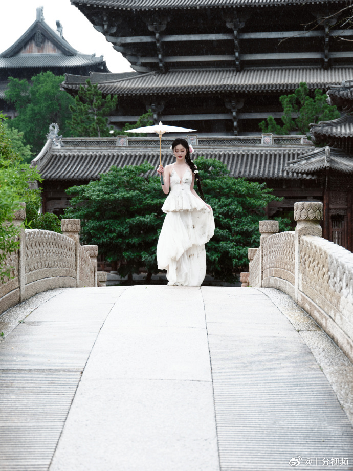 拍成周洁琼这样才可以说神图周洁琼撑油纸伞  周洁琼撑油纸伞，真的仿佛落入人间的仙