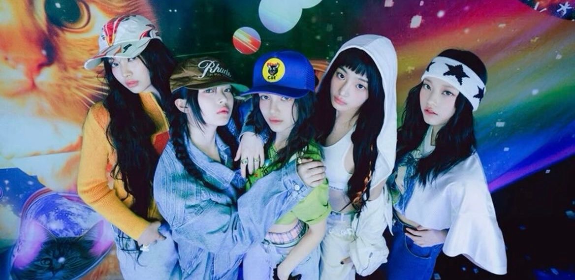 NewJeans在社交媒体平台（X、Facebook、YouTube）上的横幅广