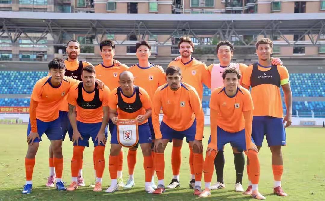 我感觉泰山队现有的这套阵容挺强啊，要是再来个外援中卫没有伤病，争冠还是有希望的。