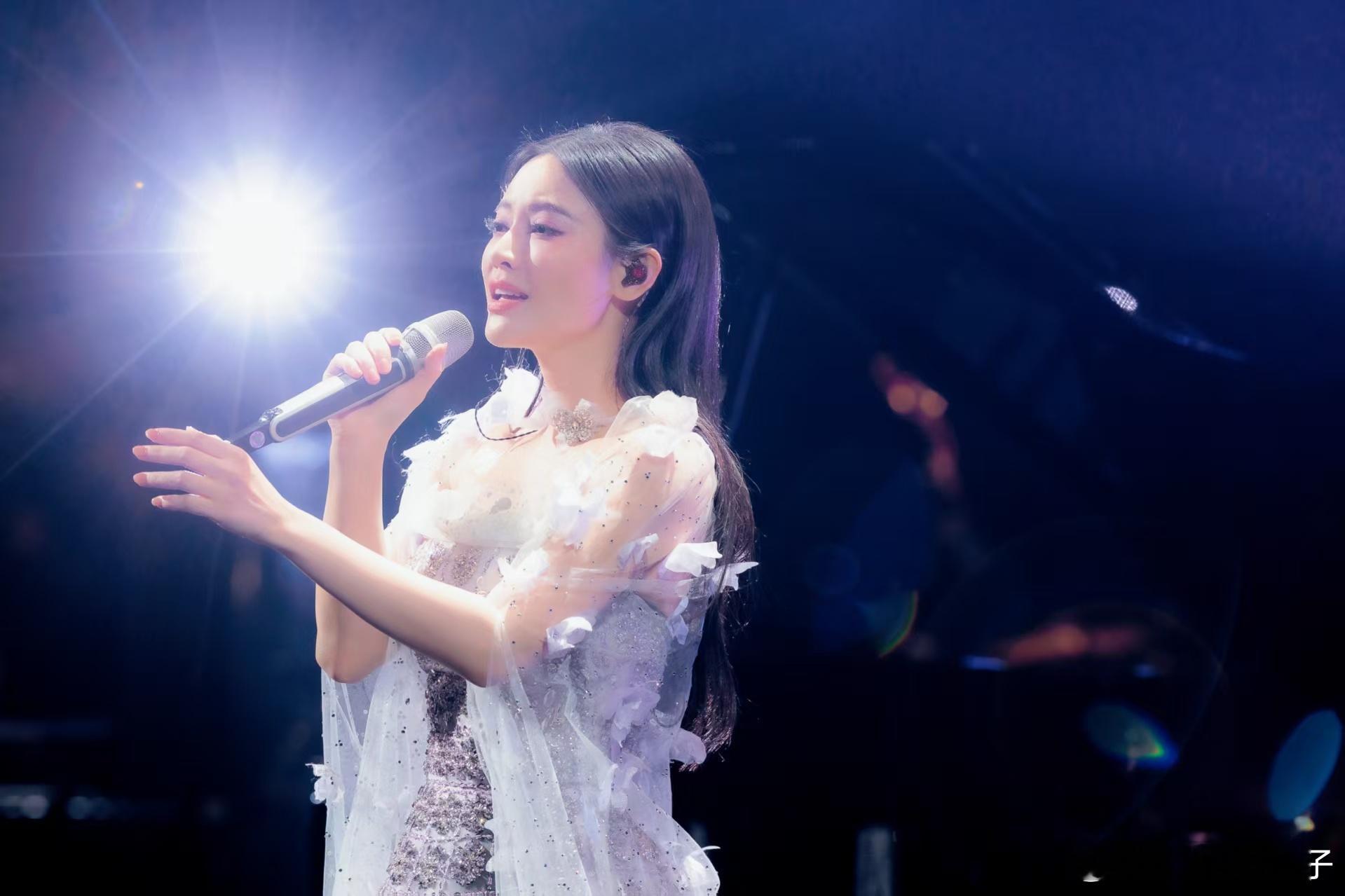 陈佳妮中国唱将新歌拥啊拥 看《中国唱将》，被陈佳妮的《拥啊拥》直接圈粉，这首歌的