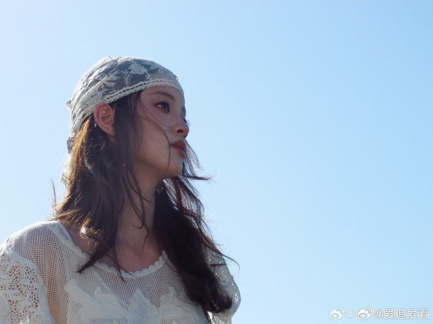 欧阳娜娜桃花坞拍的贺峻霖欧阳娜娜分享拍的贺峻霖 欧阳娜娜桃花坞拍的贺峻霖，好帅气