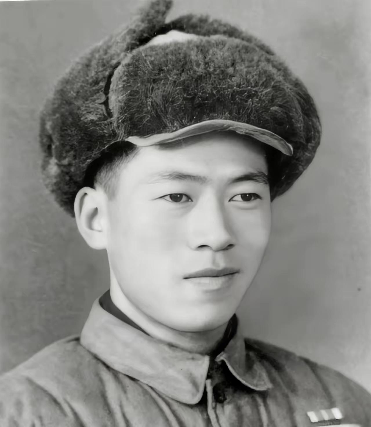 50年代志愿军罕见留影：中尉军衔背后，是鲜为人知的热血与坚守
 50年代，高安国