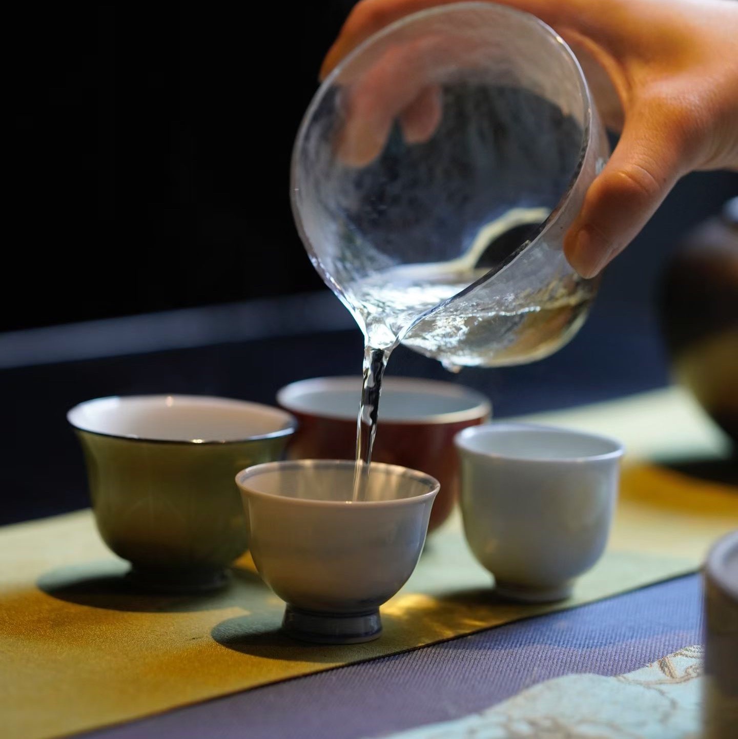 品茶赏器交友  茶杯里的光不必追光，光会自己来。比如此刻，它正趴在我的茶汤里，与