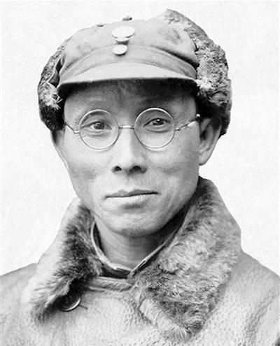 1941年春，上饶集中营操场上，一个叫"李德盛"的年轻囚犯正在出操。

一个人悄