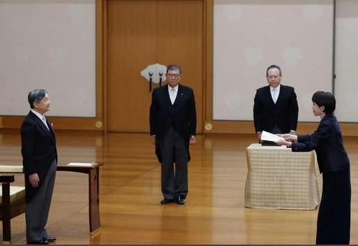 七成民众支持女天皇，政客死守老旧规矩，日本政坛早已背离民心。

很多人好奇，日本